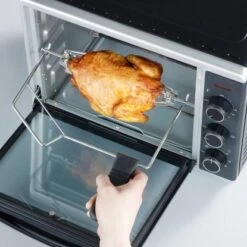 Severin Mini Backofen 1600 W, 230°C 10 Severin Mini Backofen 1600 W, 230°C -KüchenTraum 056 Haehnchen herausnehmen